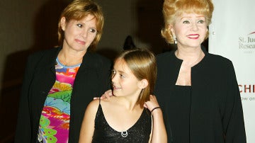 Billie Lourd junto a su madre Carrie Fisher y su abuela Debbie Reynolds