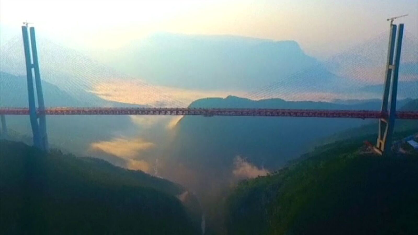 China inaugura el puente más alto del mundo