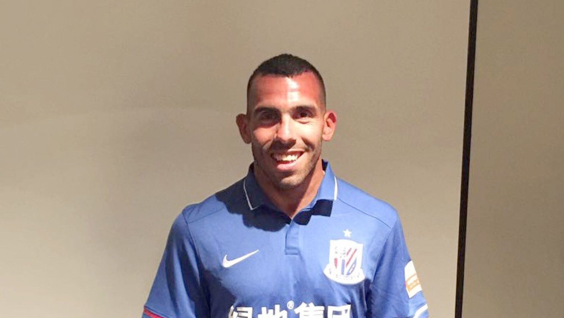 Carlos T&eacute;vez posa con la camiseta del Shanghai Shenhua