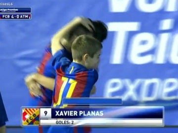 Xavi Planas celebra el segundo gol con sus compañeros