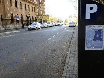 Vista de la zona azul de una calle de Madrid Vista de la zona azul de una calle de Madrid