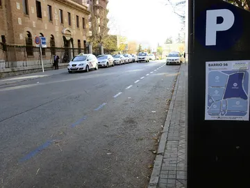 Vista de la zona azul de una calle de Madrid Vista de la zona azul de una calle de Madrid