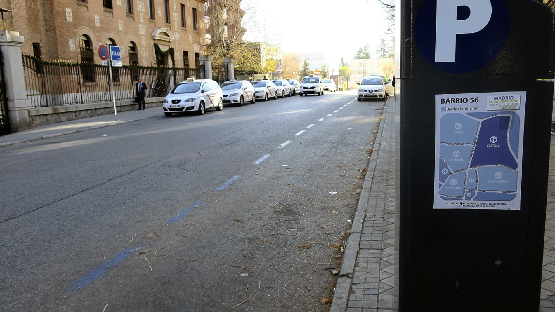 Vista de la zona azul de una calle de Madrid Vista de la zona azul de una calle de Madrid
