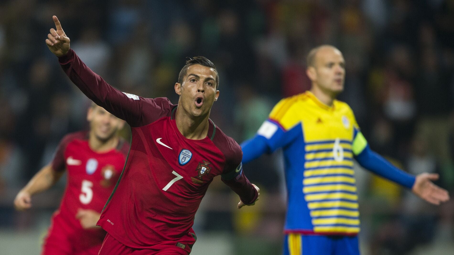 Cristiano Ronaldo recibe el galard&oacute;n de Mejor Goleador Internacional de 2016 por la IFFHS