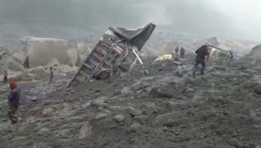 Frame 4.761698 de: Al menos 5 muertos y 23 desaparecidos tras derrumbarse una mina en la India