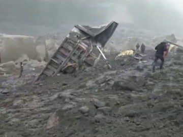 Frame 4.761698 de: Al menos 5 muertos y 23 desaparecidos tras derrumbarse una mina en la India