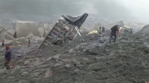 Frame 4.761698 de: Al menos 5 muertos y 23 desaparecidos tras derrumbarse una mina en la India