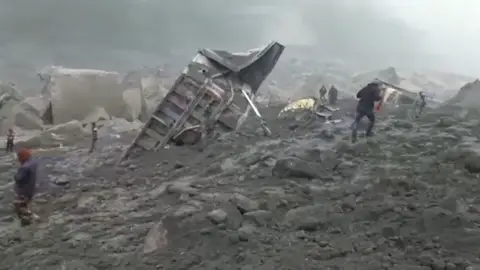 Frame 4.761698 de: Al menos 5 muertos y 23 desaparecidos tras derrumbarse una mina en la India Frame 4.761698 de: Al menos 5 muertos y 23 desaparecidos tras derrumbarse una mina en la India