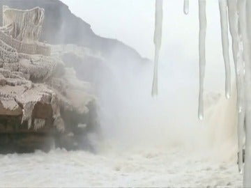 Frame 14.264125 de: Se congelan las cascadas de Hukou en China