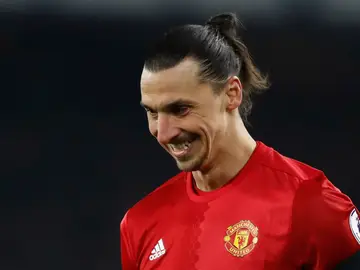 Zlatan Ibrahimovic sonríe durante un partido con el United Zlatan Ibrahimovic sonríe durante un partido con el United