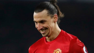 Zlatan Ibrahimovic sonríe durante un partido con el United