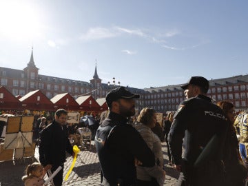 Agentes de policía en la Plaza Mayor de Madrid