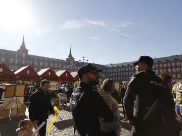 Agentes de policía en la Plaza Mayor de Madrid Agentes de policía en la Plaza Mayor de Madrid