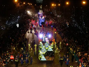 Dos de las carrozas reales durante la cabalgata de los Reyes Magos del año pasado. Dos de las carrozas reales durante la cabalgata de los Reyes Magos del año pasado.
