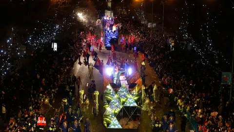 Dos de las carrozas reales durante la cabalgata de los Reyes Magos del año pasado. Dos de las carrozas reales durante la cabalgata de los Reyes Magos del año pasado.