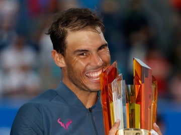 Rafa Nadal muerde el trofeo de campeón de Abu Dabi