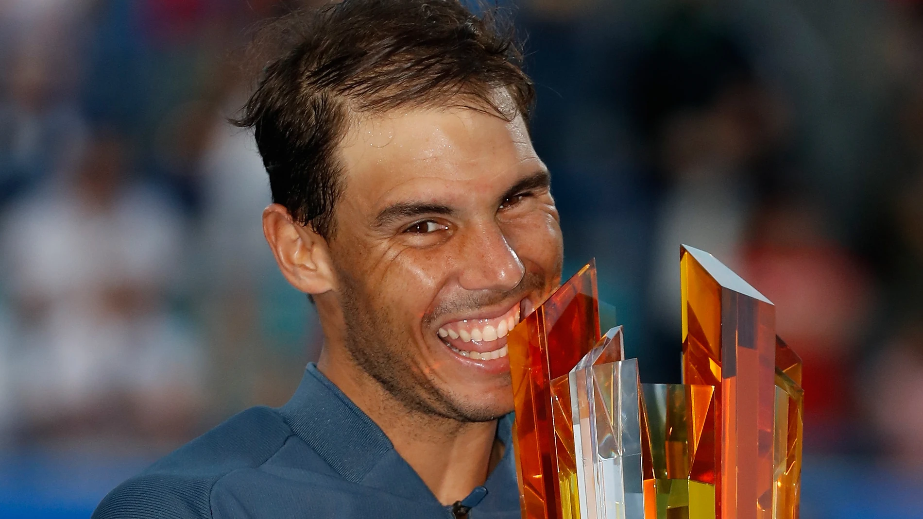Rafa Nadal muerde el trofeo de campeón de Abu Dabi Rafa Nadal muerde el trofeo de campeón de Abu Dabi