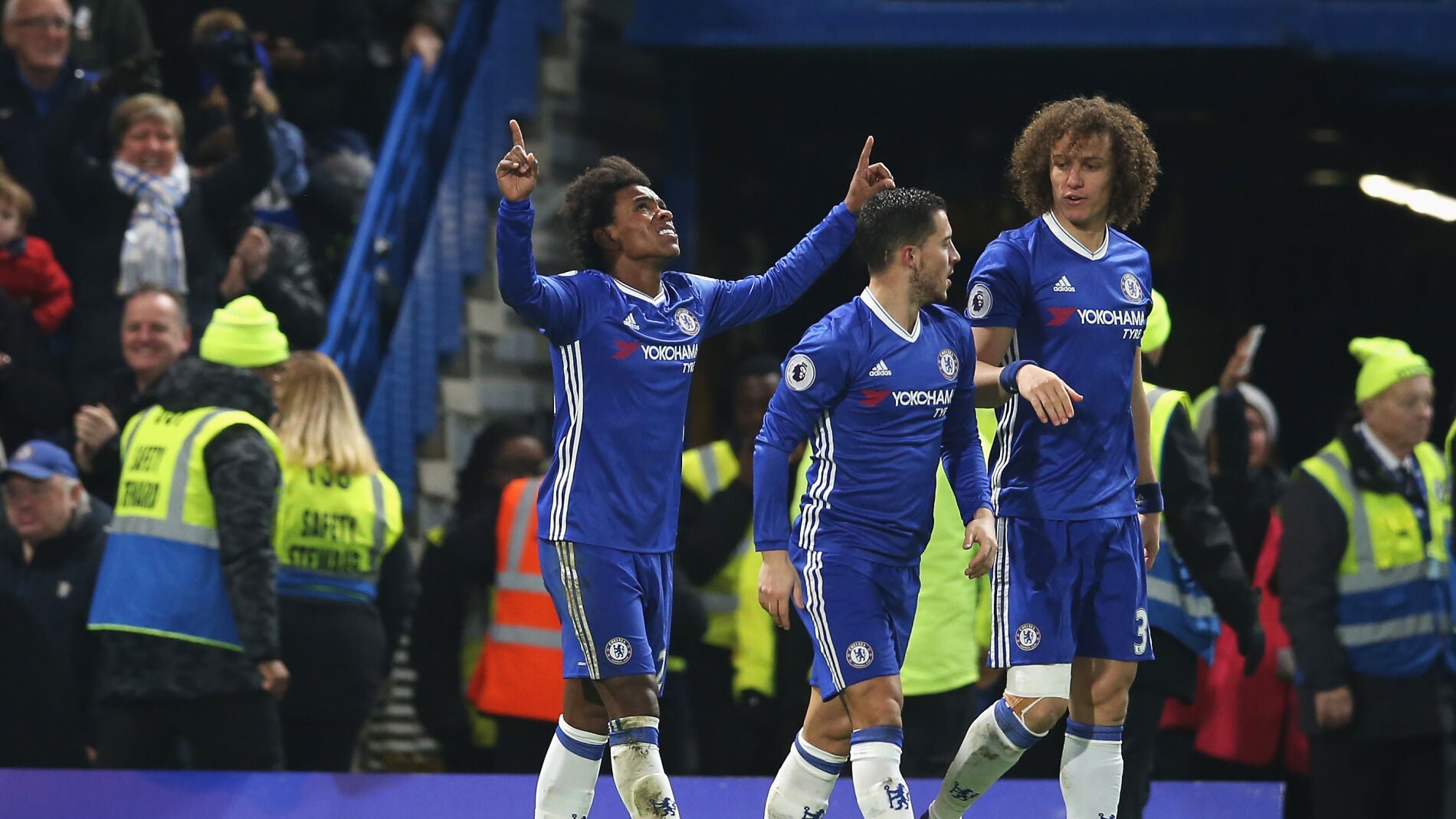 Willian celebra uno de sus goles ante el Stoke City