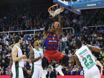 Joey Dorsey hace un mate ante el Darussafaka Joey Dorsey hace un mate ante el Darussafaka