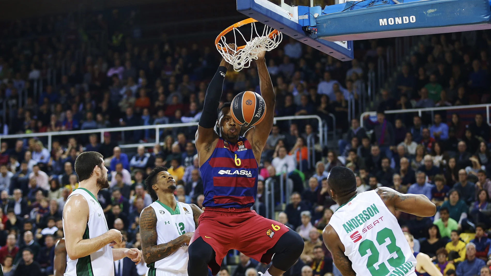 Joey Dorsey hace un mate ante el Darussafaka Joey Dorsey hace un mate ante el Darussafaka