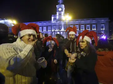 Jóvenes celebrando las preuvas en la Puerta del Sol Jóvenes celebrando las preuvas en la Puerta del Sol