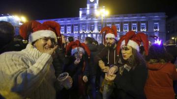 Jóvenes celebrando las preuvas en la Puerta del Sol
