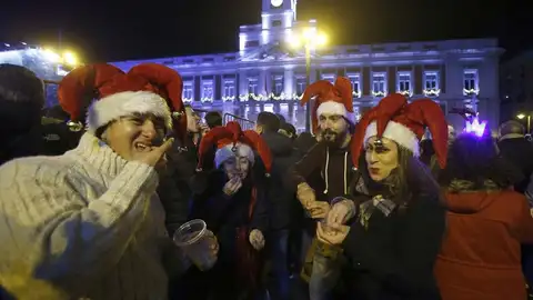 Jóvenes celebrando las preuvas en la Puerta del Sol Jóvenes celebrando las preuvas en la Puerta del Sol