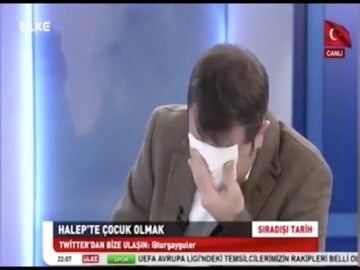 Frame 44.349216 de: Un periodista turco se echa a llorar en televisión tras ver las duras imágenes de un niño operado sin anestesia en Siria