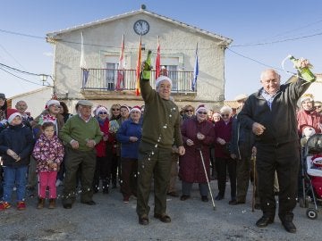 Los vecinos de la pequeña localidad abulense de Villar de Corneja celebran las campanadas a mediodía