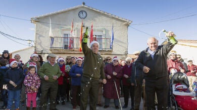 Un pueblo de Ávila celebra las campanadas a mediodía por la avanzada edad de los vecinos