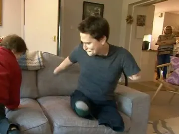 Alex Lewis ha vuelto a su trabajo después de superar su enfermedad Alex Lewis ha vuelto a su trabajo después de superar su enfermedad