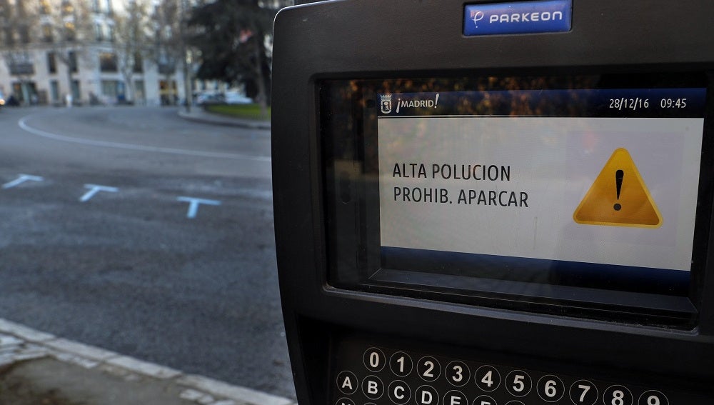 Un parquimetro en la zona centro avisa a los usuarios de la prohibición