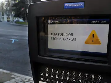 Un parquimetro en la zona centro avisa a los usuarios de la prohibición Un parquimetro en la zona centro avisa a los usuarios de la prohibición