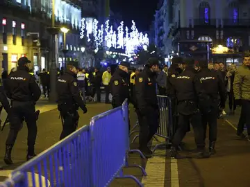 La Policía Nacional desaloja la Puerta del Sol La Policía Nacional desaloja la Puerta del Sol