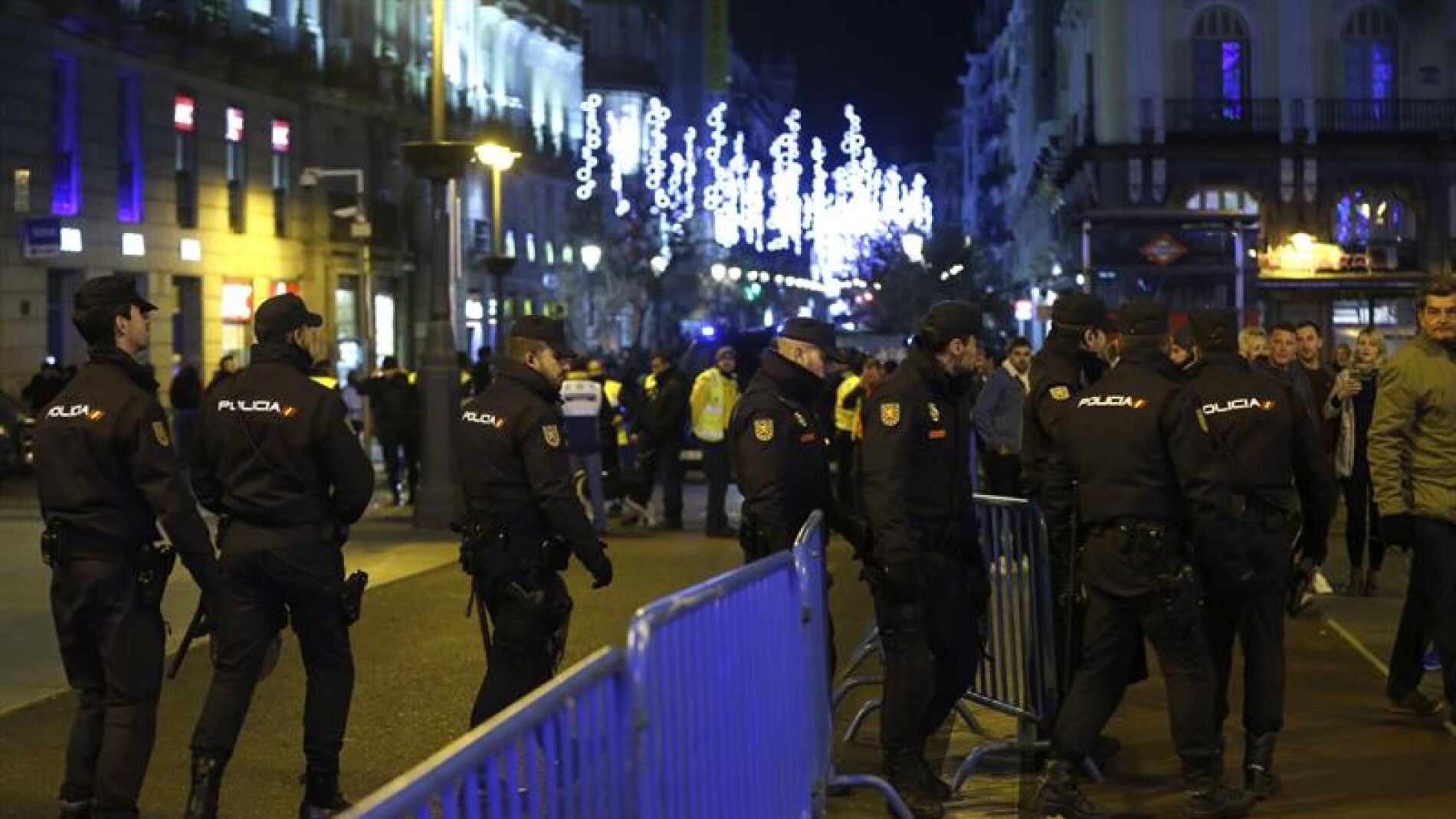 La Polic&iacute;a Nacional desaloja la Puerta del Sol