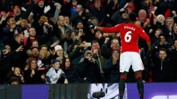 Pogba celebra su gol contra el Middlesbrough con la afición del United