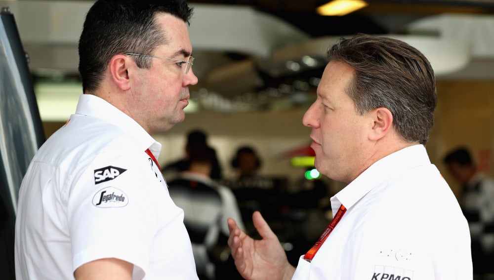 Boullier y Zak Brown dialogan en el box de McLaren