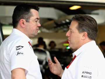 Boullier y Zak Brown dialogan en el box de McLaren