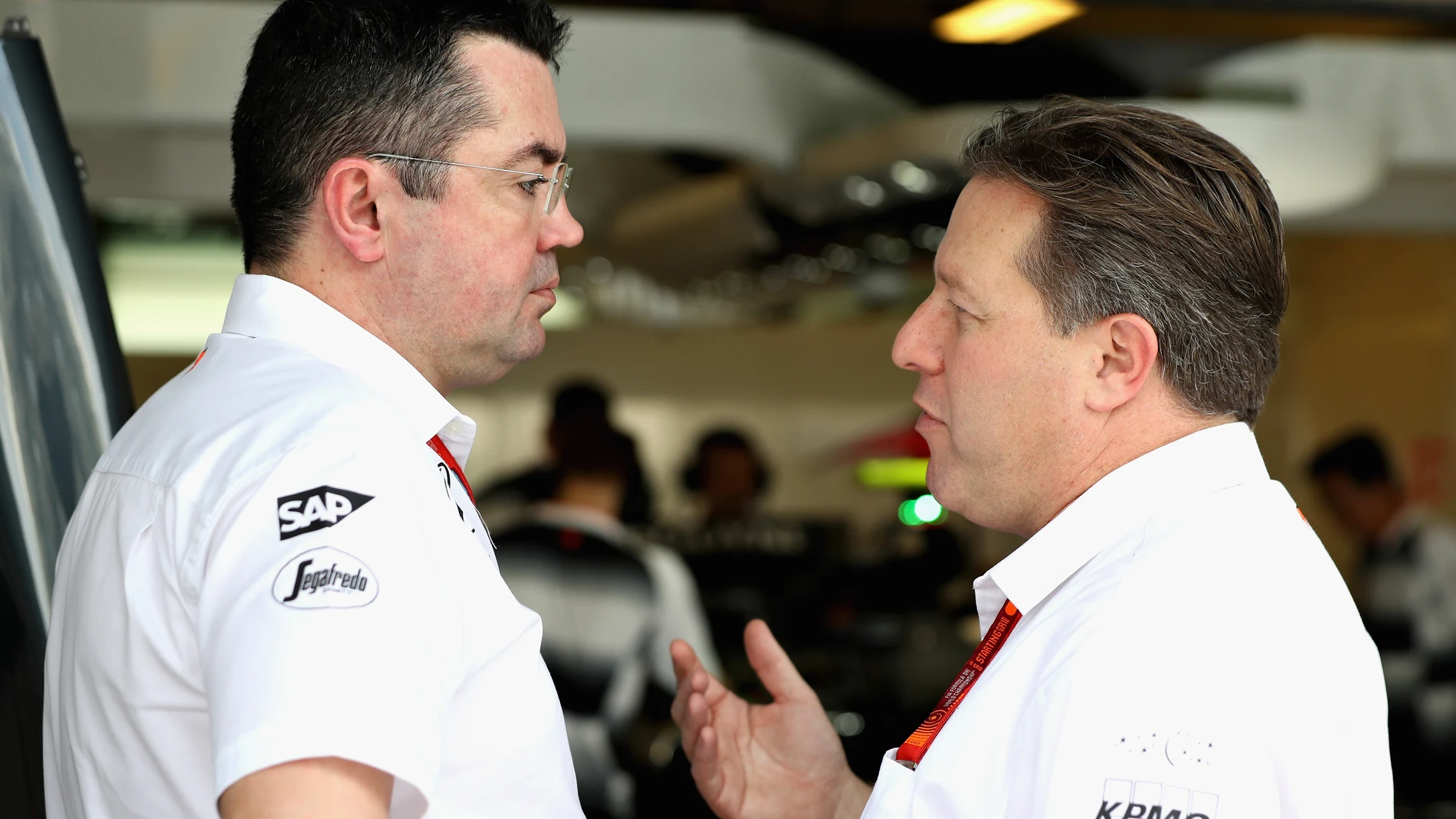Boullier y Zak Brown dialogan en el box de McLaren