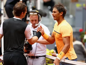 Andy Murray y Rafa Nadal se saludan después de jugar la semifinal del Mutua Madrid Open Andy Murray y Rafa Nadal se saludan después de jugar la semifinal del Mutua Madrid Open
