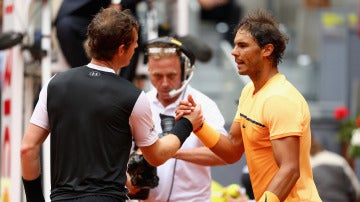 Andy Murray y Rafa Nadal se saludan después de jugar la semifinal del Mutua Madrid Open
