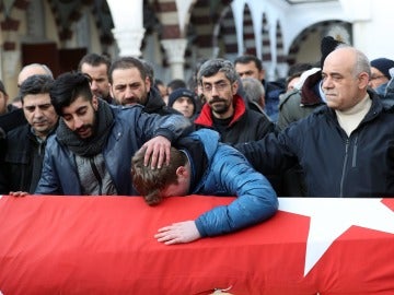 Familiares y amigos lamentan la muerte de una de las víctimas del ataque en la discoteca 'Reina' de Estambul'