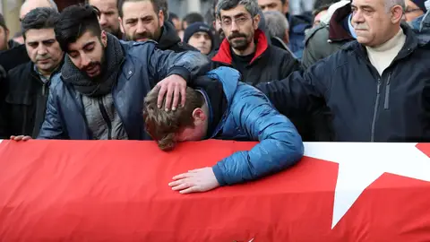 Familiares y amigos lamentan la muerte de una de las víctimas del ataque en la discoteca 'Reina' de Estambul' Familiares y amigos lamentan la muerte de una de las víctimas del ataque en la discoteca 'Reina' de Estambul'