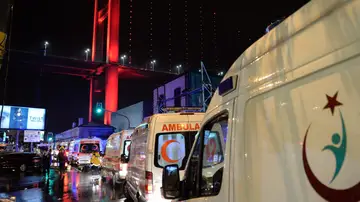 Caravana de ambulancias en Estambul tras el ataque a la discoteca 'Reina' Caravana de ambulancias en Estambul tras el ataque a la discoteca 'Reina'