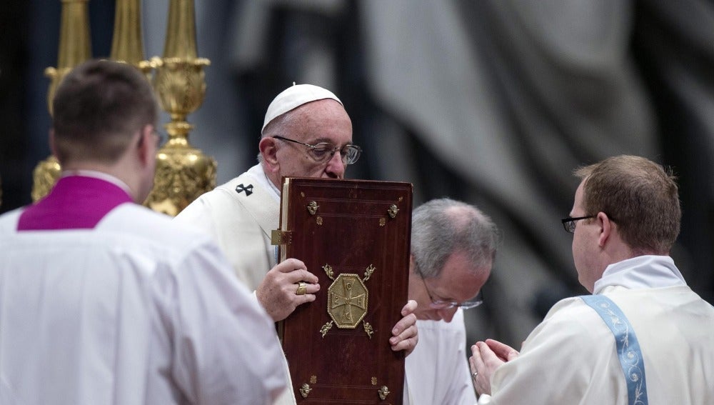 El Papa Francisco durante su primera misa de 2017