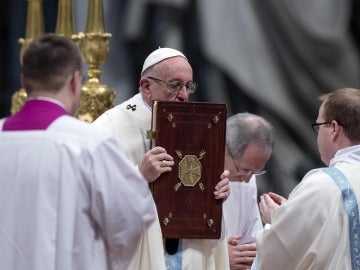 El Papa Francisco durante su primera misa de 2017