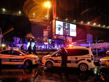 La policía acordona los exteriores de la discoteca Reina de Estambul La policía acordona los exteriores de la discoteca Reina de Estambul
