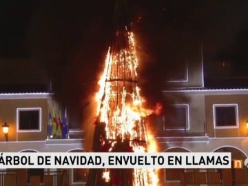 Frame 7.316 de: Un árbol de Navidad gigante sale ardiendo en la plaza del Ayuntamiento de Guardamar del Segura en plenas campanadas