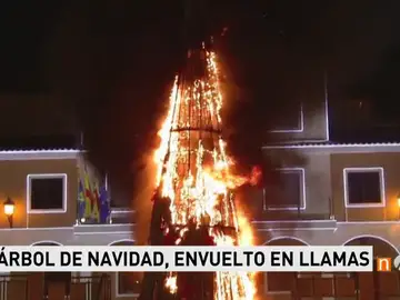 Frame 7.316 de: Un árbol de Navidad gigante sale ardiendo en la plaza del Ayuntamiento de Guardamar del Segura en plenas campanadas Frame 7.316 de: Un árbol de Navidad gigante sale ardiendo en la plaza del Ayuntamiento de Guardamar del Segura en plenas campanadas