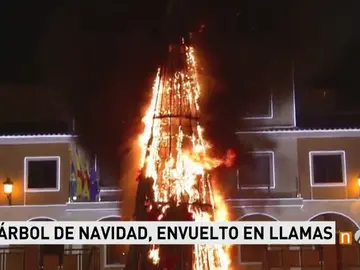 Frame 7.316 de: Un árbol de Navidad gigante sale ardiendo en la plaza del Ayuntamiento de Guardamar del Segura en plenas campanadas Frame 7.316 de: Un árbol de Navidad gigante sale ardiendo en la plaza del Ayuntamiento de Guardamar del Segura en plenas campanadas